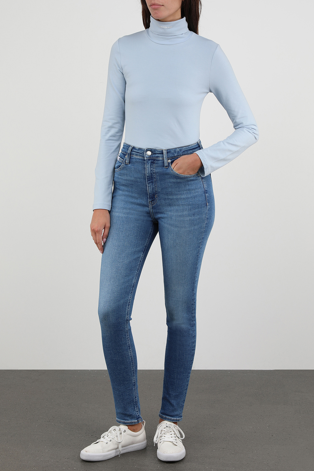 חולצת גולף ממותגת בתכלת